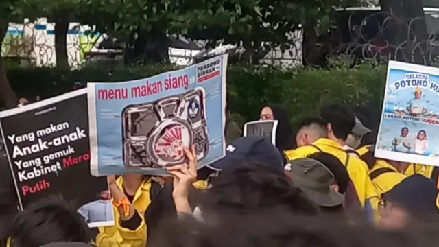 Sejumlah poster yang dibawa para mahasiswa mengilustrasikan berbagai keresahan mereka.