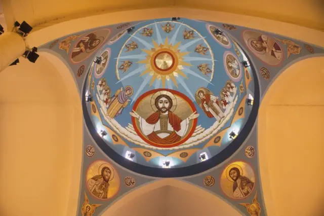 مجموعة من الأيقونات القبطية المختلفة داخل قبة كاتدرائية الملاك ميخائيل في أسوان، أقصى جنوبي مصر