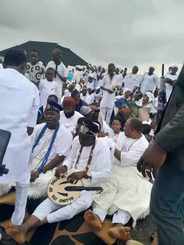 Awọn ẹlẹsin abalaye kan.