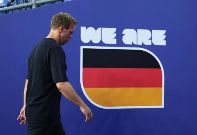 Julian Nagelsmann melangkah menuju kamar ganti di Stadion Boston