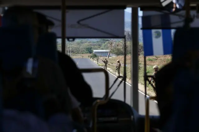 Visão externa de penitenciária em El Salvador, com guardas fortemente armados