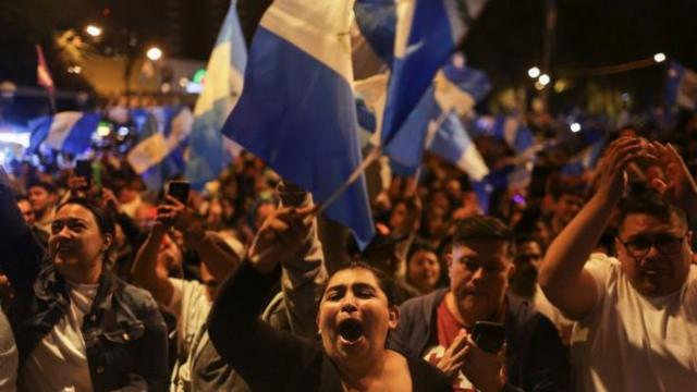 Multidão celebrandogestão de banca aposta esportivalocal público à noite