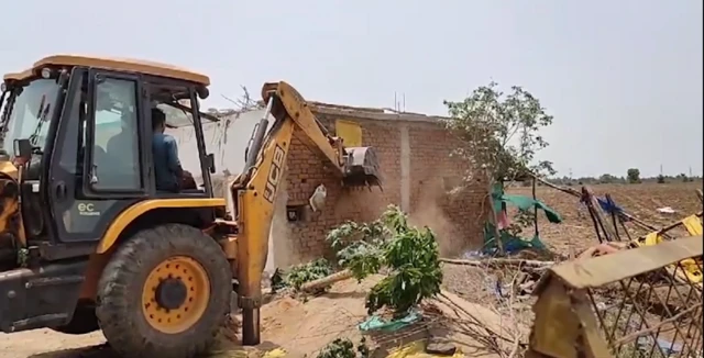 मकान को ढहाता बुल्डोज़र