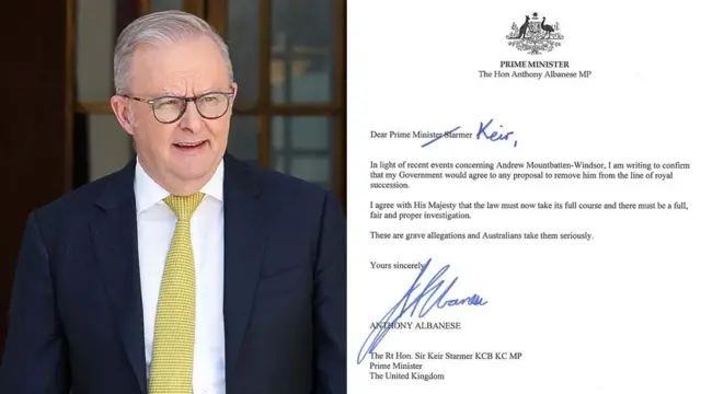 スーツ姿のアルバニージー氏の写真と、書簡が横並びになった画像。書簡は印刷されたもので、左下に青いインクでアルバニージー氏の署名が入っている。また、左上の宛名の部分にスターマー氏の名前「キア」が、アルバニージー氏の筆跡で加えられている