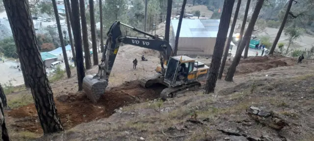 टनल के ऊपरी भाग में खुदाई के लिए मशीनें ले जाने की तैयारी