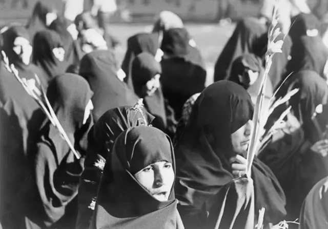 زنان در یک تظاهرات علیه نظام شاهنشاهی در شهریور ۵۷