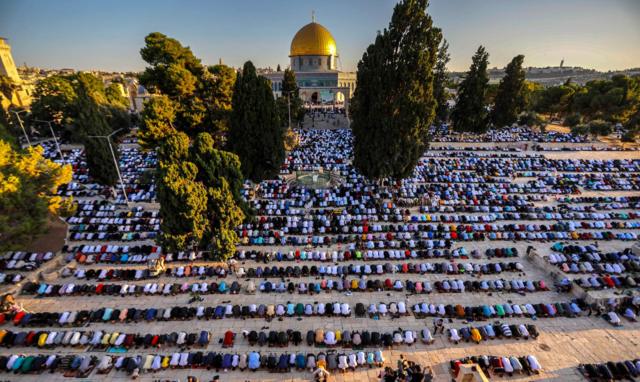 Les musulmans prient dans l'enceinte d'Al-Aqsa