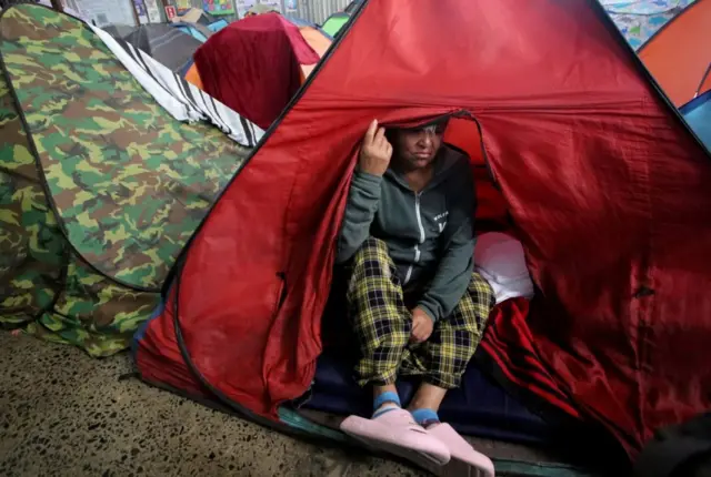 La venezolana Nidia Montenegro en una tienda de campaña 