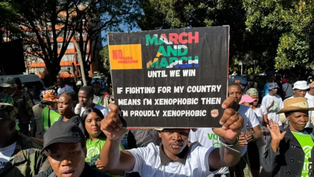 ፕሪቶሪያ ከተማ ውስጥ በተካሄደ ሰልፍ ላይ "ለአገሬ መታገል መጤ ጠል ከሆነ፤ እንግዲያውስ ኩሬ መጤ ጠል ነኝ" የሚል መፈክር ታይቷል