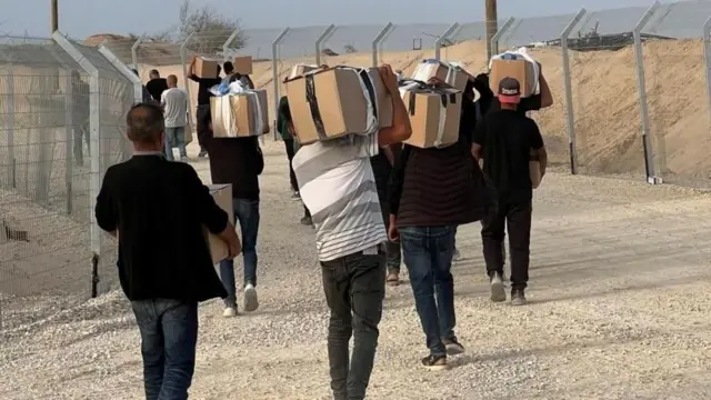 Fotos difundidas por la GFH mostraban a hombres llevándose cajas de un lugar no especificado.