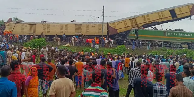 সংঘর্ষের তীব্রতায় যাত্রীবাহী ট্রেনের তিনটি বগি ব্যাপক ক্ষতিগ্রস্ত হয়েছে।