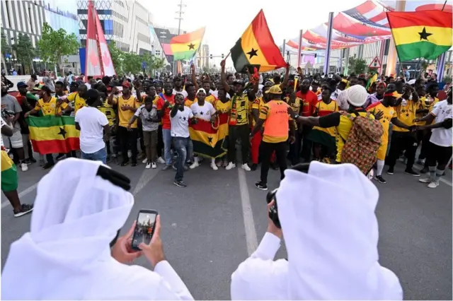 Abafana barimo gufotorwa bari mu muhanda