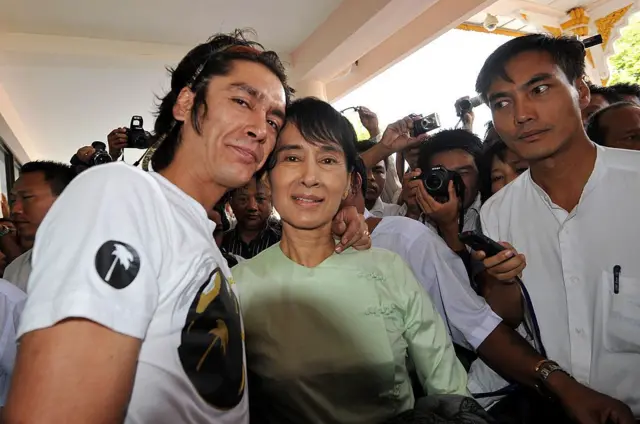 ၂၀၁၁ ခုနှစ်က ကင်မ်နဲ့ ဒေါ်အောင်ဆန်းစုကြည် 