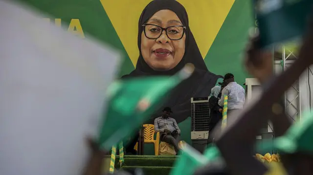 Onyeisiala Samia Hassan banyere n'ọkwa ọchịchị n'afọ 2021 dịka nwannyị mbụ ga-eji ọkwa onyeisiala mba Tanzania. Ọ bụbu osote Onyeisiala John Magufuli nwụrụ n'afọ 2021