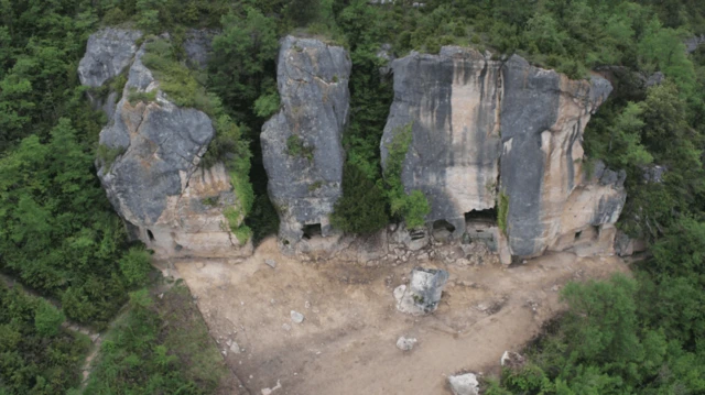 Vista aérea da área escavada no povoado medievalpix bets futebolLas Gobas (condadopix bets futebolTreviño, Espanha)