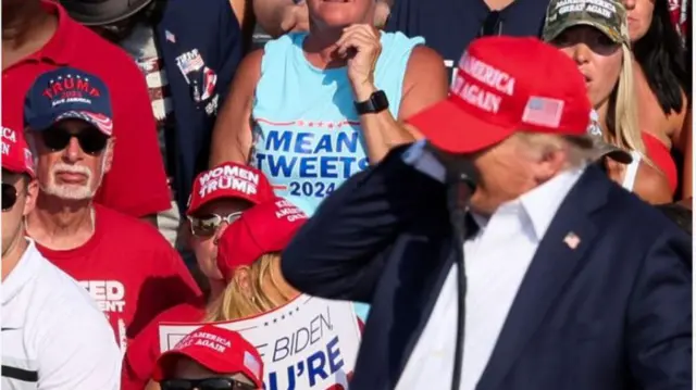 Oge a nụwara ụda egbe n'ọgbakọndọrọndọrọ ọchịchị ebe Donald Trump bụbu Onyeisiala Amerịka nọ na-agwa ndị nkwado ya okwu.