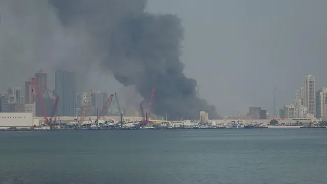 تصاعد الدخان من المقر الرئيسي للأسطول الخامس للبحرية الأميركية في العاصمة البحرينية المنامة بعد ضربة صاروخية إيرانية في 28 فبراير/شباط 2026، رداً على هجمات أميركية-إسرائيلية.