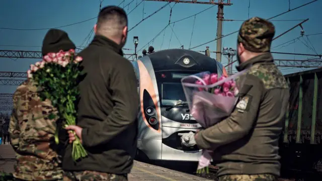 Soldiers with bouquets