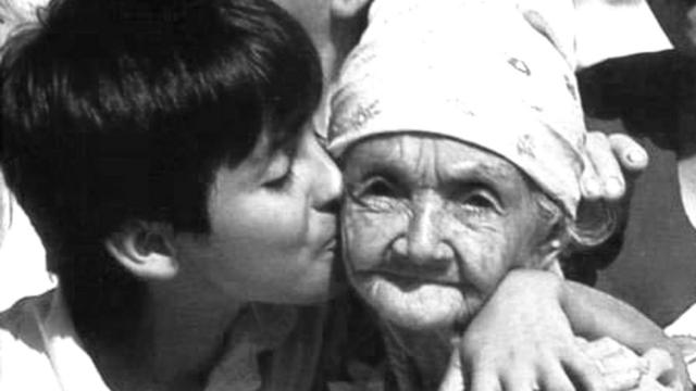 Albeiro con una abuelita