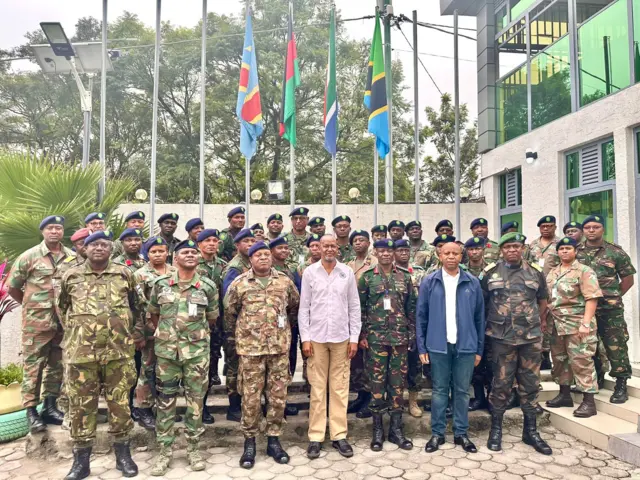 Ifoto rusange ya Elias Magosi n'abakuriye ingabo za SADC muri DR Congo