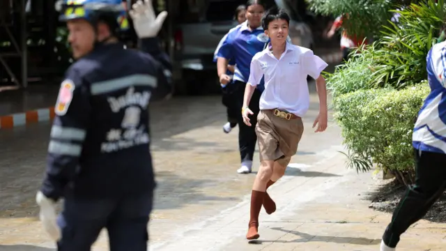 槍擊事件發生後，學生奔跑撤離位於泰國曼谷郊外暖武里府挽粿縣（Bang Kruai）的帖詩琳暖武里學校（7/8/2026）