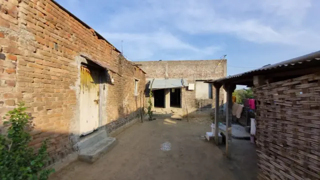 पुष्पा काकडे आपल्या कुटुंबासह यवतमाळ जिल्ह्यातील रावेरी गावात राहतात. 