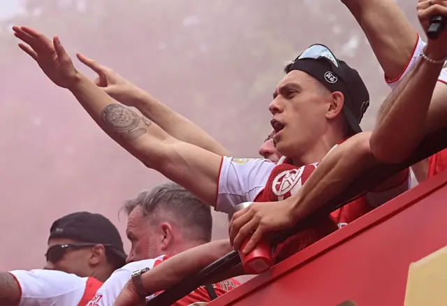 Leandro Trossard'ın Arsenal şampiyonluk kutlamalarında çekilen bir fotoğrafı