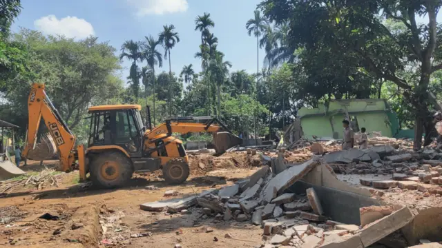 अतिक्रमण हटाने के दौरान पुलिस और प्रदर्शनकारियों के बीच झड़प हो गई थी