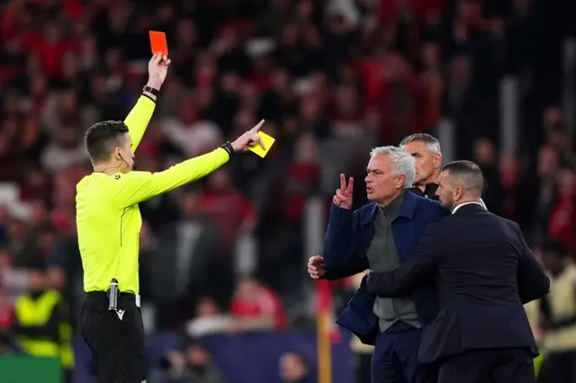 Mourinho muri uyu mwaka w'imikino yahawe nibura amakarita abiri atukura kubera kwinubira ibyemezo by'abasifuzi