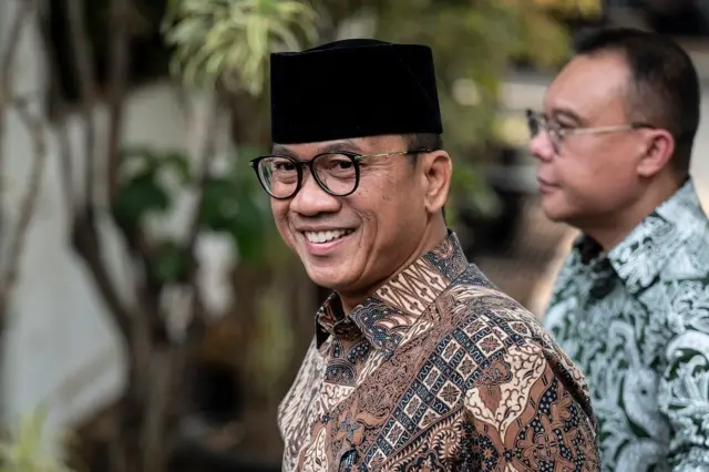 Wakil Ketua Umum Partai Amanat Nasional Yandri Susanto (kiri) tiba di kediaman Presiden Terpilih Prabowo Subianto di Jakarta Selatan, Senin (14/10).
