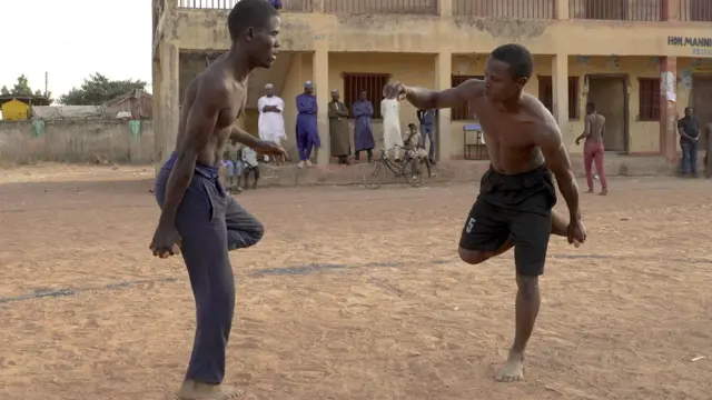 Wasu matasa biyu da ke fafata wasan langa