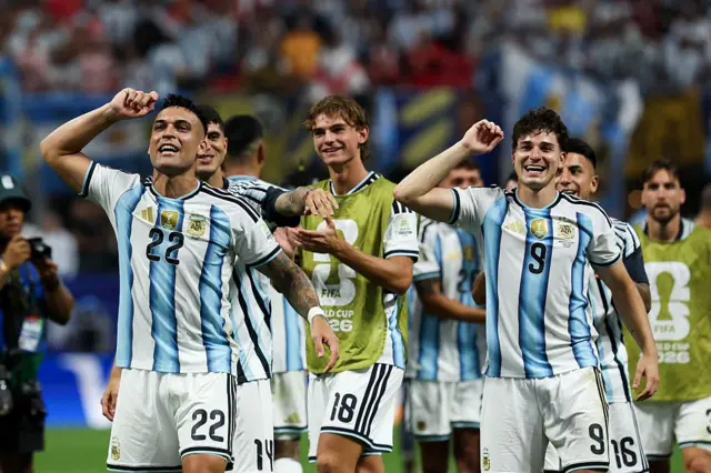 Selección argentina celebra su triunfo sobre Egipto. 