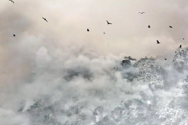 Бишкек четиндеги таштанды жайы. Ал жайы, кышы түтөгөнү түтөгөн. Экологдор бул жерден абага өтө зыяндуу, уулуу газдар бөлүнүп чыгаарын айтып эле келе жатышат...