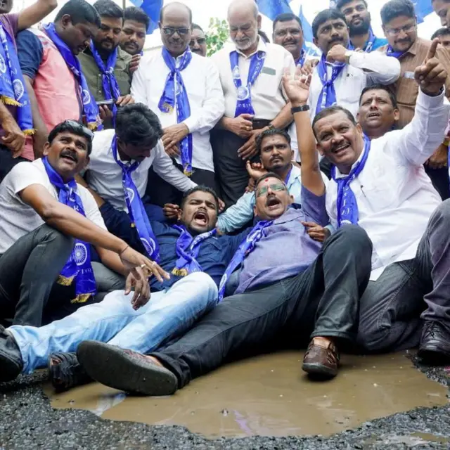 రాందాస్ అఠౌలే మద్దతు దారులు 