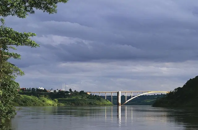  Ponte da Amizade sobre o rio Paraná, ligando a cidade brasileiraesporte da sorte piscou ganhouFoz do Iguaçu à cidade paraguaiaesporte da sorte piscou ganhouCiudad del Este.