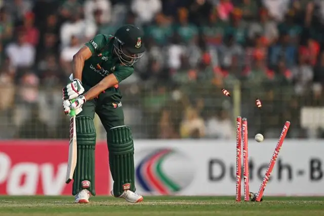 තුෂාර ගේ පන්දු යැවීම හමුවේ නජ්මුල් හුසේන් ෂන්තෝ, තව්හිද් හිර්දෝයි සහ මොහොමඩ් මහමදුල්ලා දැවී ගියහ.