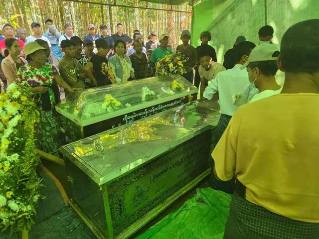 ဆရာမဒေါ်အေသီအောင်နဲ့ ခင်ပွန်း ဦးပြည့်ဖြိုးနိုင်တို့ရဲ့ စျာပနအခမ်းအနား