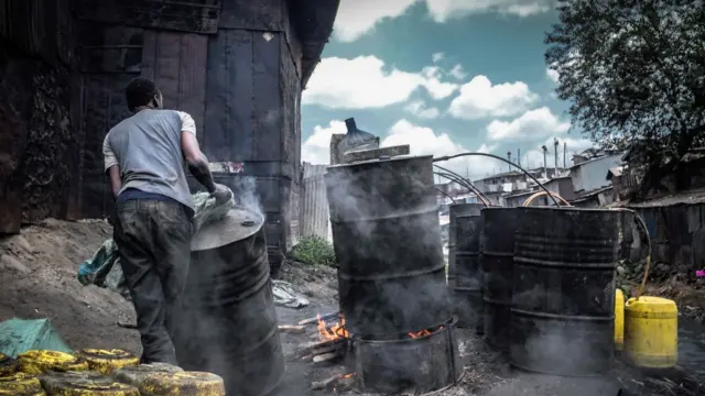 በኬንያ ቻንጋ የሚባል ሕገ ወጥ መጠጥ ይጠመቃል። 