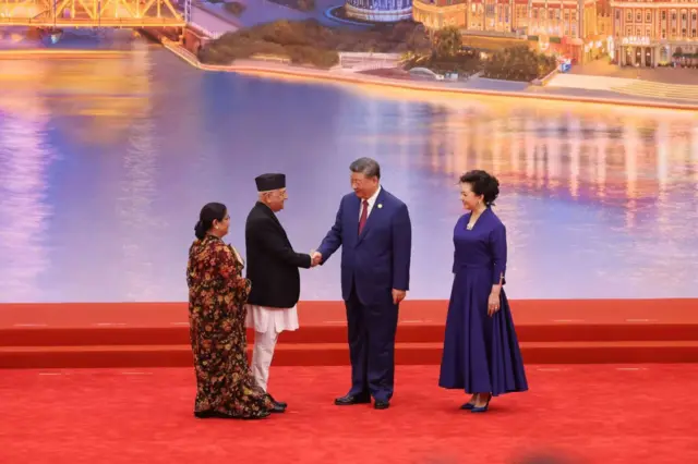 एससीओ सम्मेलनमा चिनियाँ राष्ट्रपति सीसँग हात मिलाउँदै प्रधानमन्त्री ओली।