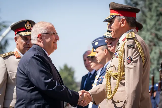Türkiye Savunma Bakanı Yaşar Güler (solda), 13 Temmuz 2026 tarihinde Mısır’ın Ankara’ya yaptığı resmi ziyaret kapsamında, Türkiye Milli Savunma Bakanlığı’nda düzenlenen askeri törenle Mısır Silahlı Kuvvetleri Başkomutanı ve Mısır Savunma ve Askeri Üretim Bakanı Korgeneral Ashraf Salem Zaher’i karşıladı.