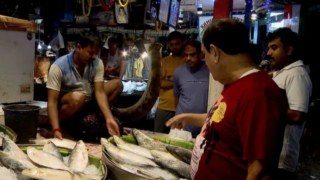 কলকাতার একটি মাছের বাজারে পদ্মার ইলিশ কিনছেন ক্রেতারা - ফাইল ছবি