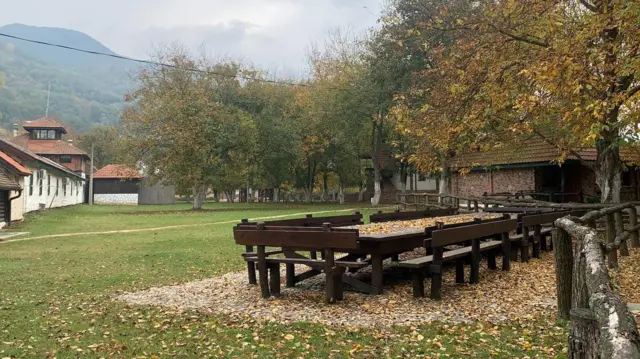 Drvene klupe u Sunčanoj reci