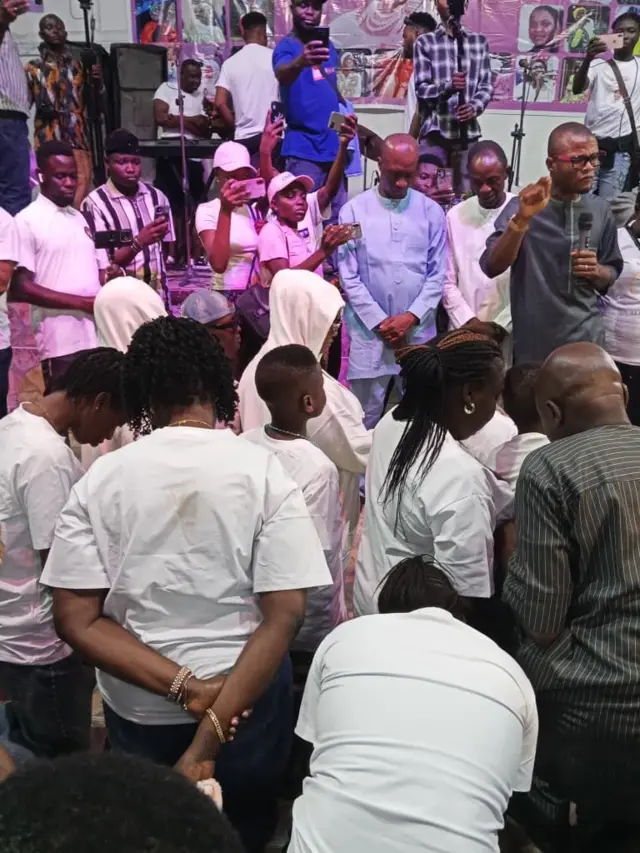 Awọn ẹbi Oloogbe kunlẹ lasiko ti pasitọ n gba adura fun wọn.