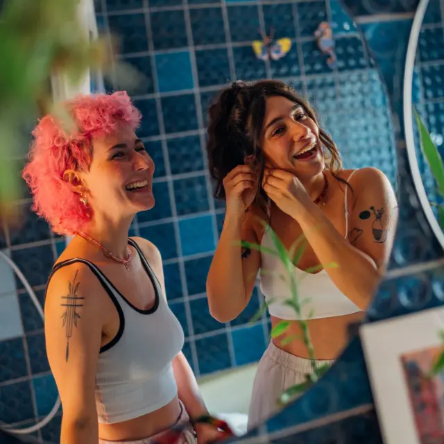 Mujeres jóvenes charlando y preparándose