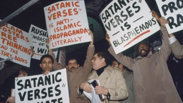 எழுத்தாளர் சல்மான் ருஷ்டி.