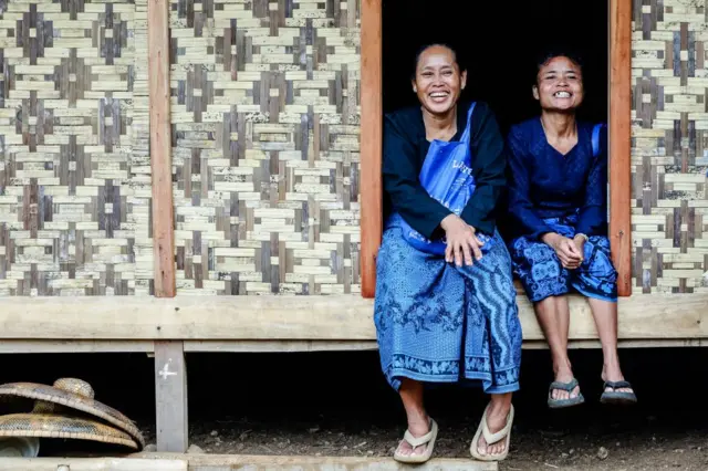 Dua perempuan Suku Baduy sedang menunggu di pintu rumahnya di Desa Kanekes, Provinsi Banten, 14 Februari 2024.