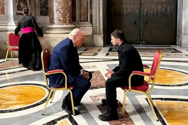 Donald Trump e Volodymyr Zelensky reunidos no Vaticano, durante o funeral do papa Francisco.