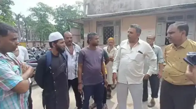 યુવક સાથે લોકોની તસવીર