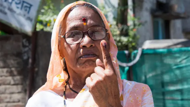 मतदान करणाऱ्या आजी