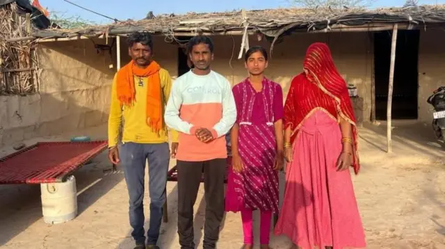 ਹੇਮ ਭੀਲ ਆਪਣੀ ਪਤਨੀ ਅਮਰੀ ਬਾਈ ਅਤੇ ਬੇਟੀ ਕਵਿਤਾ ਅਤੇ ਭਰਾ ਨਾਲ